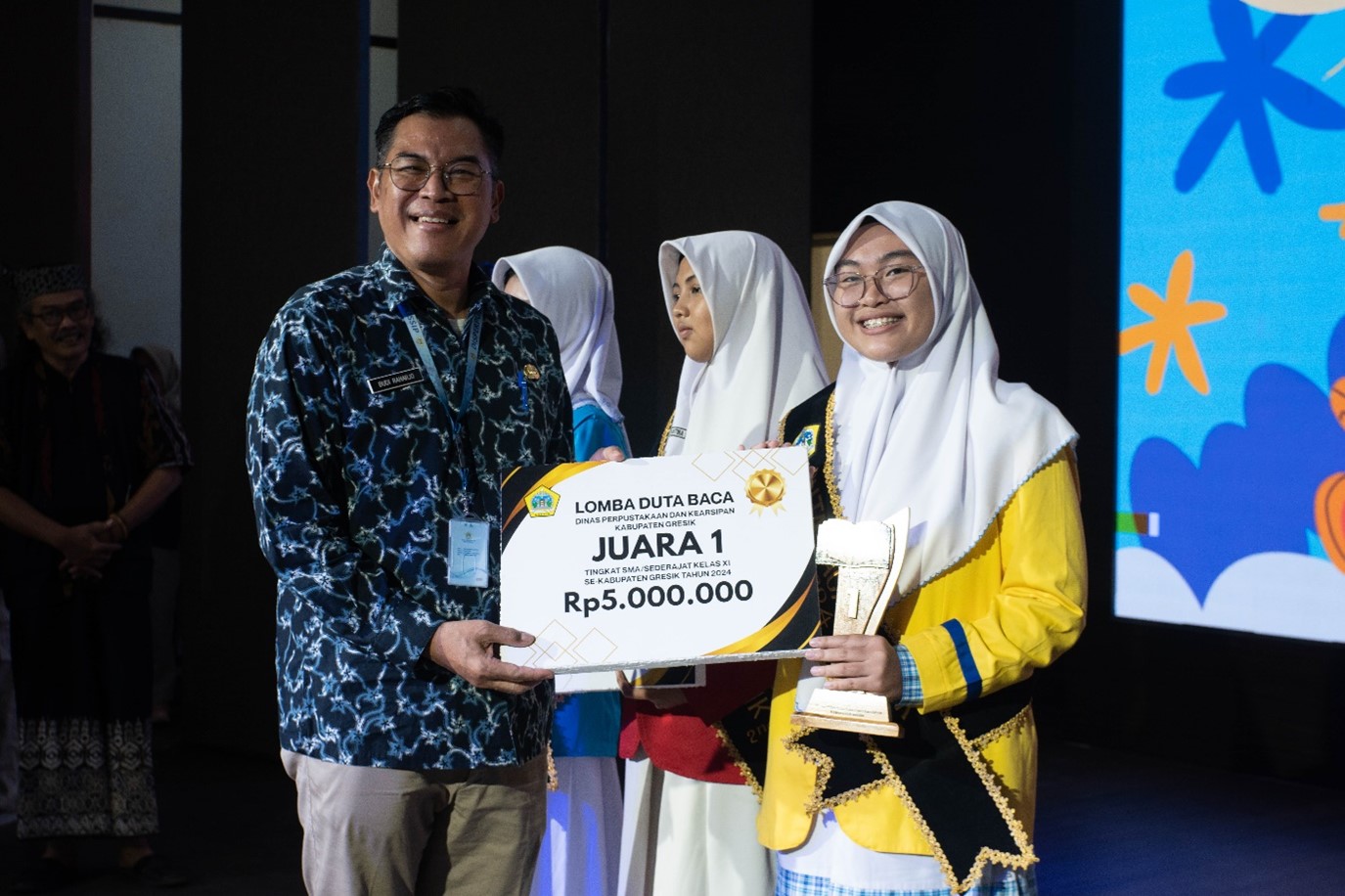Penyerahan hadiah secara simbolis oleh Kepala Dinas Perpustakaan dan Kearsiapan kepada Juara 1 Pemilihan Duta Baca tahun 2024